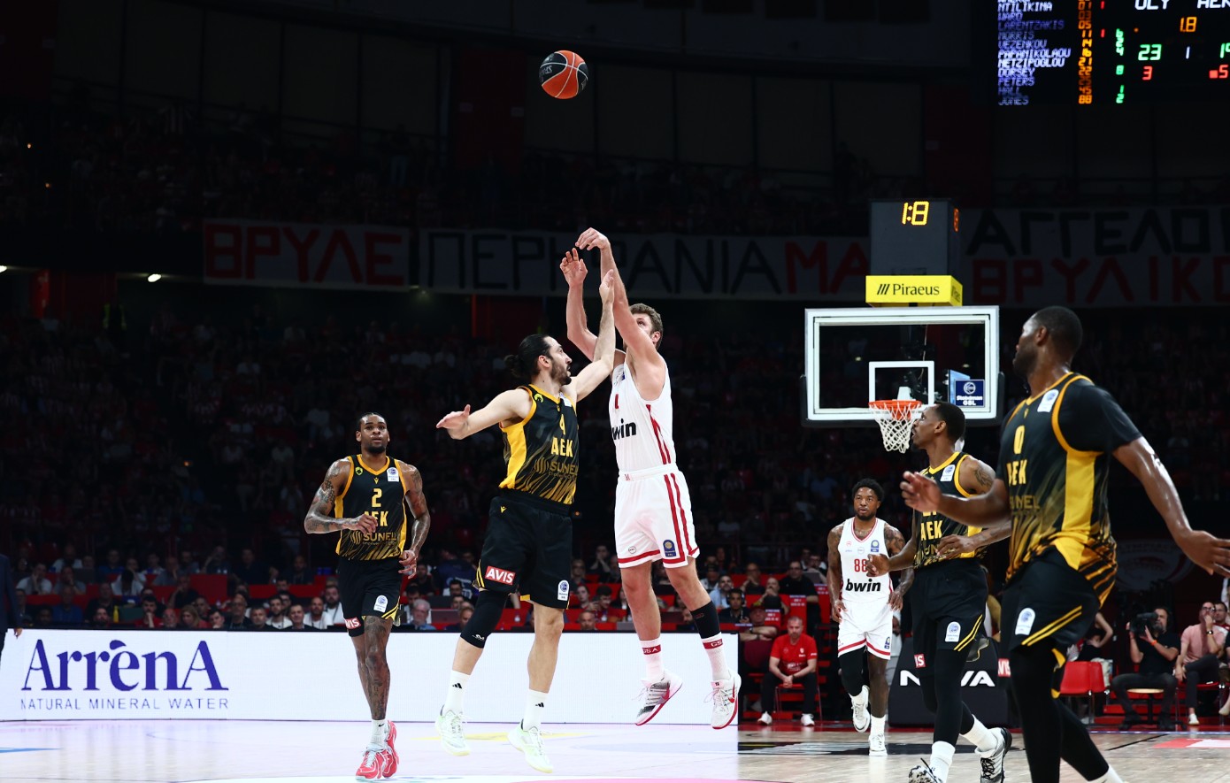 Ολυμπιακός &#8211; ΑΕΚ: Το απίθανο buzzer beater του Βεζένκοβ από το κέντρο του γηπέδου