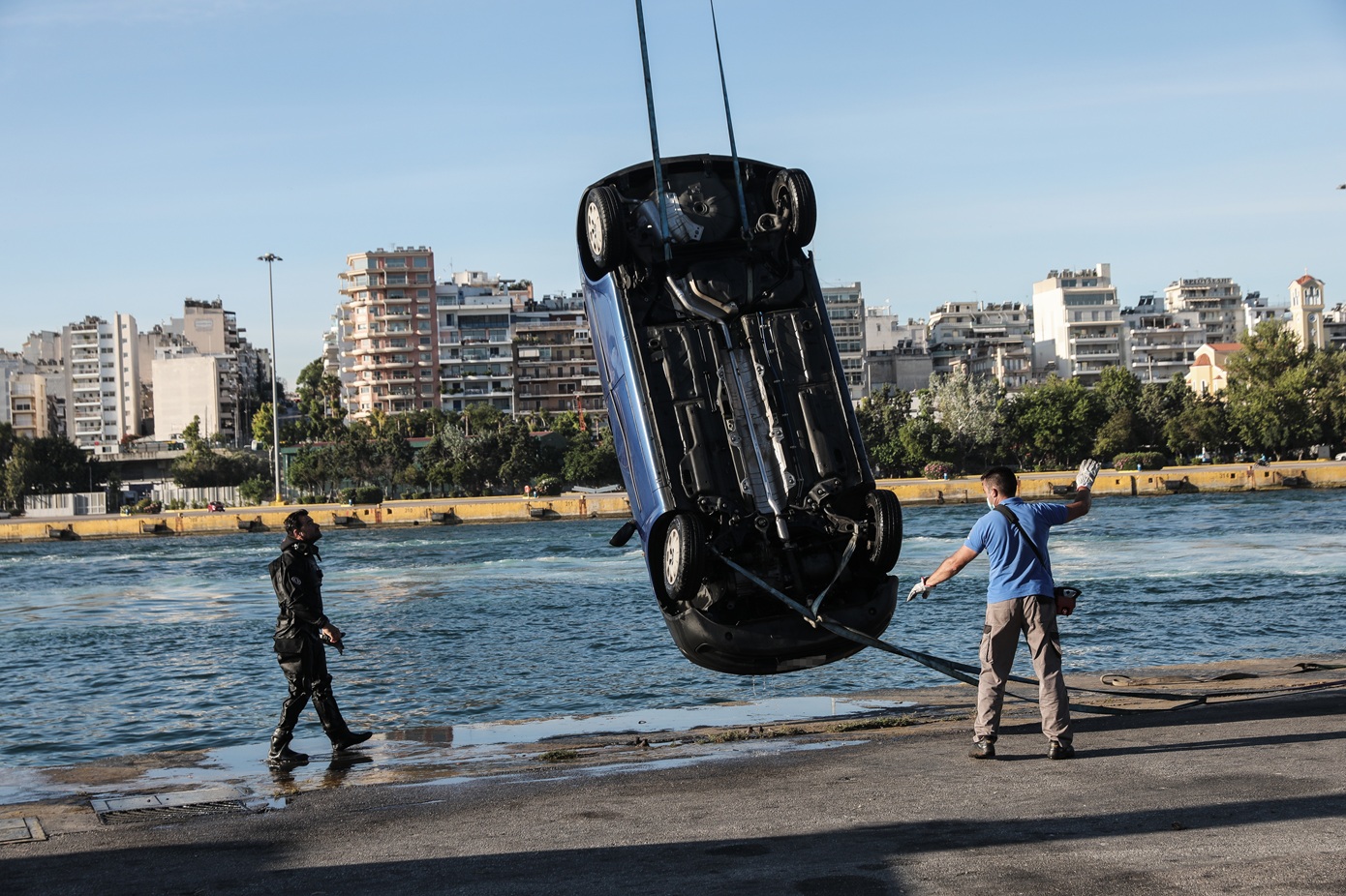 Αυτοκίνητο έπεσε στη θάλασσα στην πύλη Ε2 του Πειραιά – Σώος ο 89χρονος οδηγός