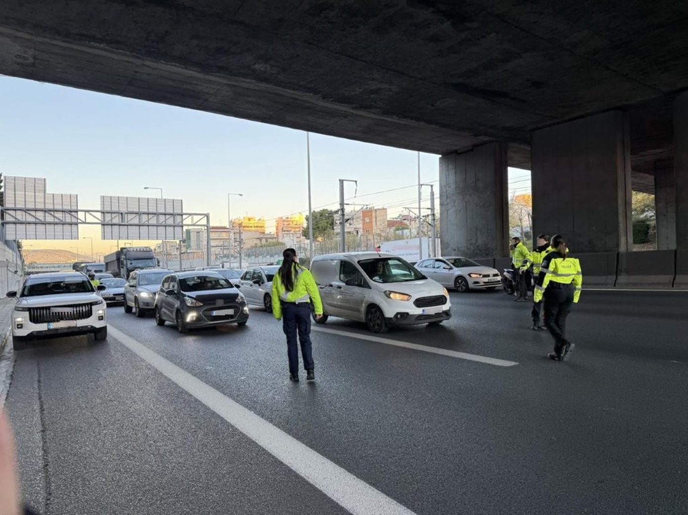 Μεγάλες καθυστερήσεις στην Αττική Οδό λόγω καραμπόλας στον κόμβο Πεντέλης, στο ρεύμα προς Αεροδρόμιο