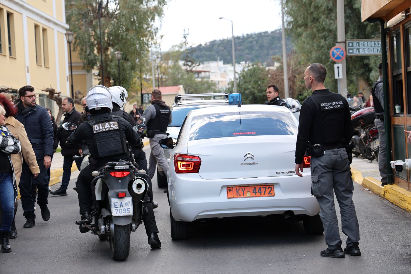 Άγρια δολοφονία στον Μαραθώνα: Στην Ευελπίδων η πρώην σύντροφος του θύματος και δύο ακόμη συλληφθέντες