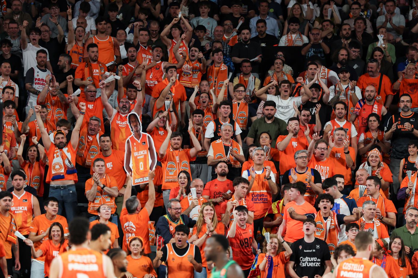 Βαλένθια: Έξαλλοι πανηγυρισμοί στη «Roig Arena» για το 2-2!