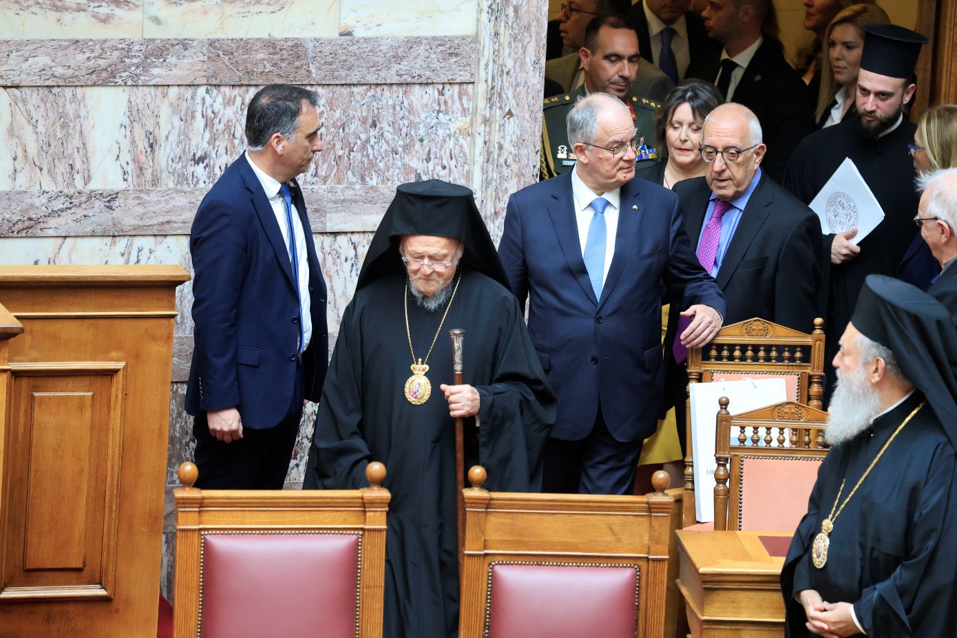 Σε εξέλιξη η ιστορική ομιλία του Οικουμενικού Πατριάρχη Βαρθολομαίου στη Βουλή