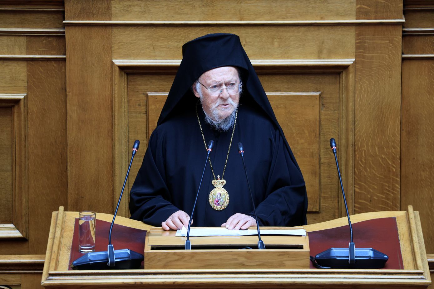 Σε εξέλιξη η ιστορική ομιλία του Οικουμενικού Πατριάρχη Βαρθολομαίου στη Βουλή &#8211; Δείτε live