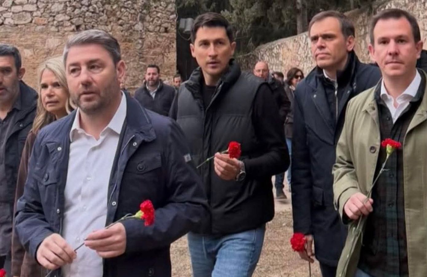 Η ανάρτηση του Άδωνι Γεωργιάδη με τον Νίκο Ανδρουλάκη να κρατά κόκκινο γαρύφαλλο και η αναφορά του στο κόμμα του Αλέξη Τσίπρα