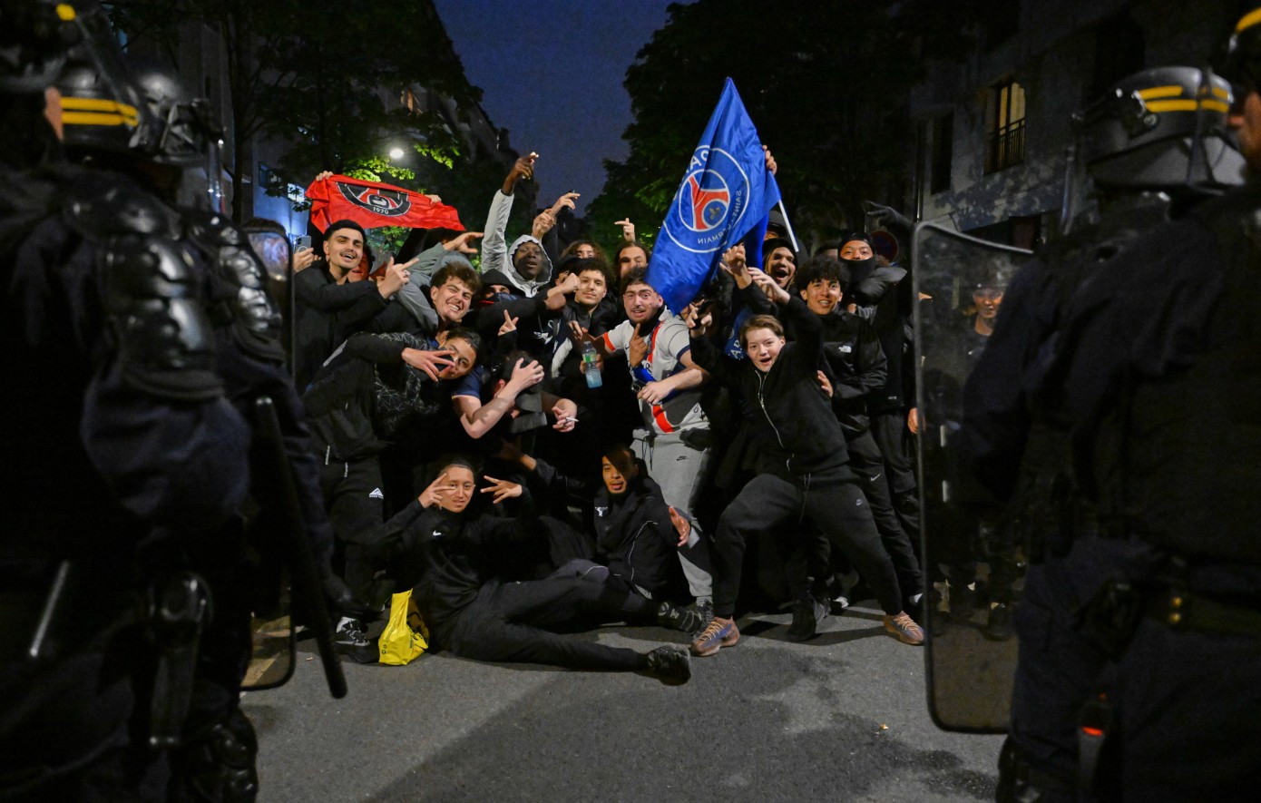 «Πόλεμος» για την Παρί Σεν Ζερμέν: 23 τραυματίες αστυνομικοί και 127 συλλήψεις μετά την πρόκριση στον τελικό του Champions League