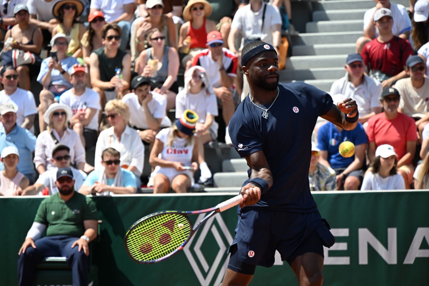 Roland Garros: «Πιάστηκαν» στα χέρια Τιαφό και Φαρία, με τη διαιτητή του αγώνα να επεμβαίνει