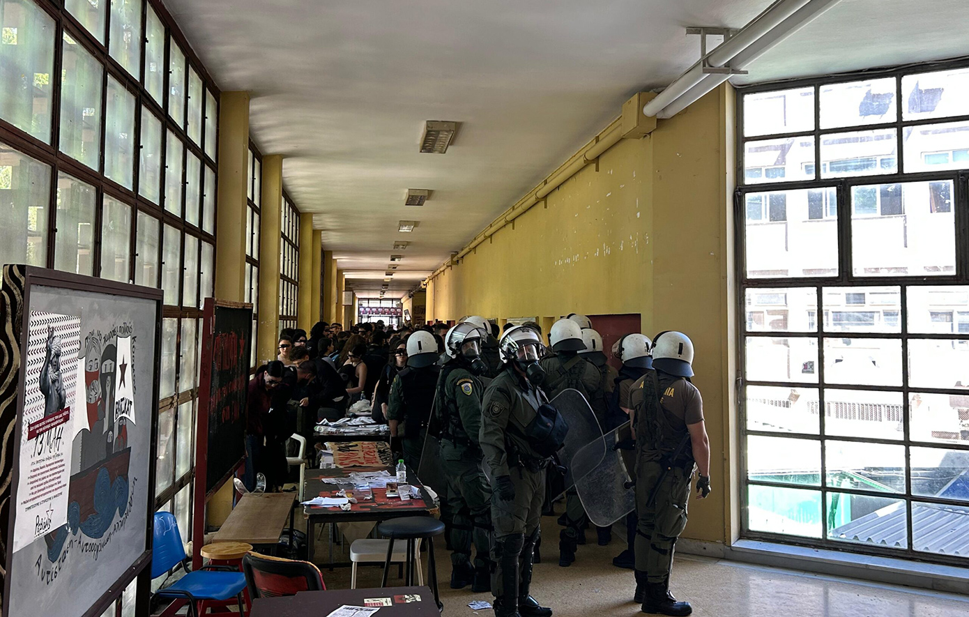 Επεισόδια στο ΑΠΘ: Πέντε τραυματίες από καπνογόνα και ρόπαλα παραμονή των φοιτητικών εκλογών
