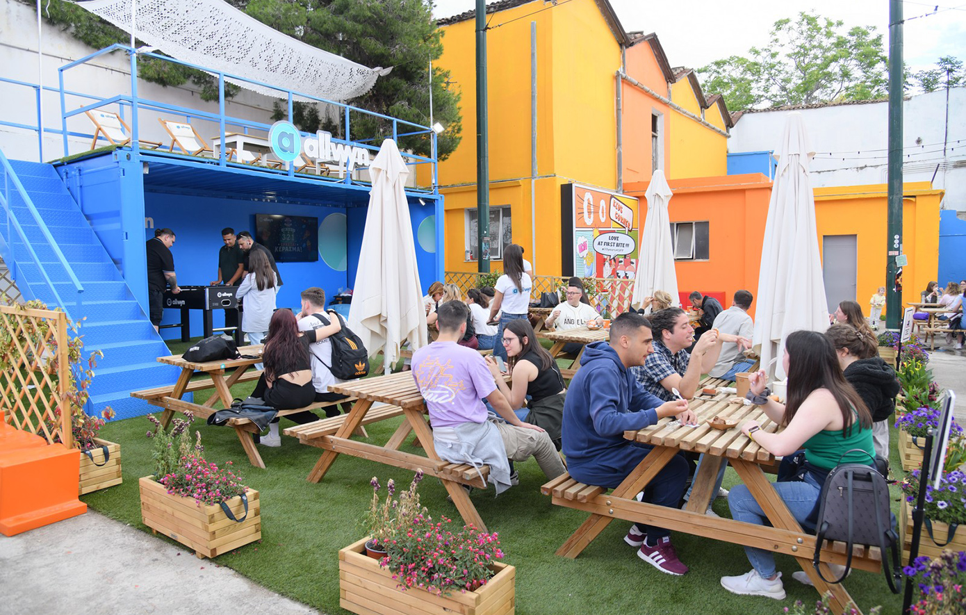 Οι επισκέπτες του Athens Street Food Festival δοκιμάζουν τις ικανότητές τους σε ένα διαφορετικό food challenge