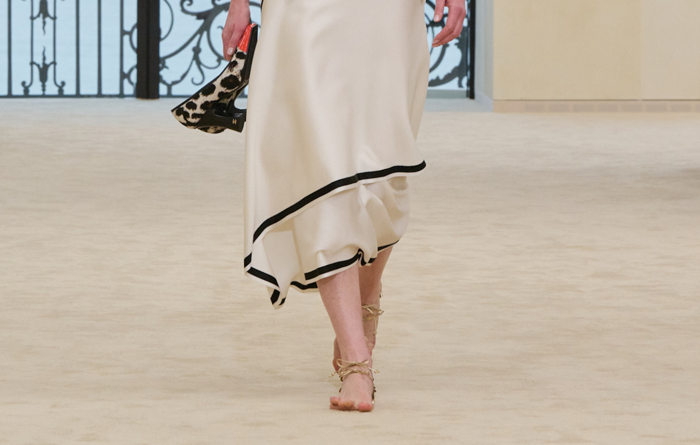 Ο οίκος Chanel έκανε το πιο συζητημένο fashion statement της χρονιάς &#8211; Κανείς δεν ζήτησε από κανέναν να βγάλει τα παπούτσια του!
