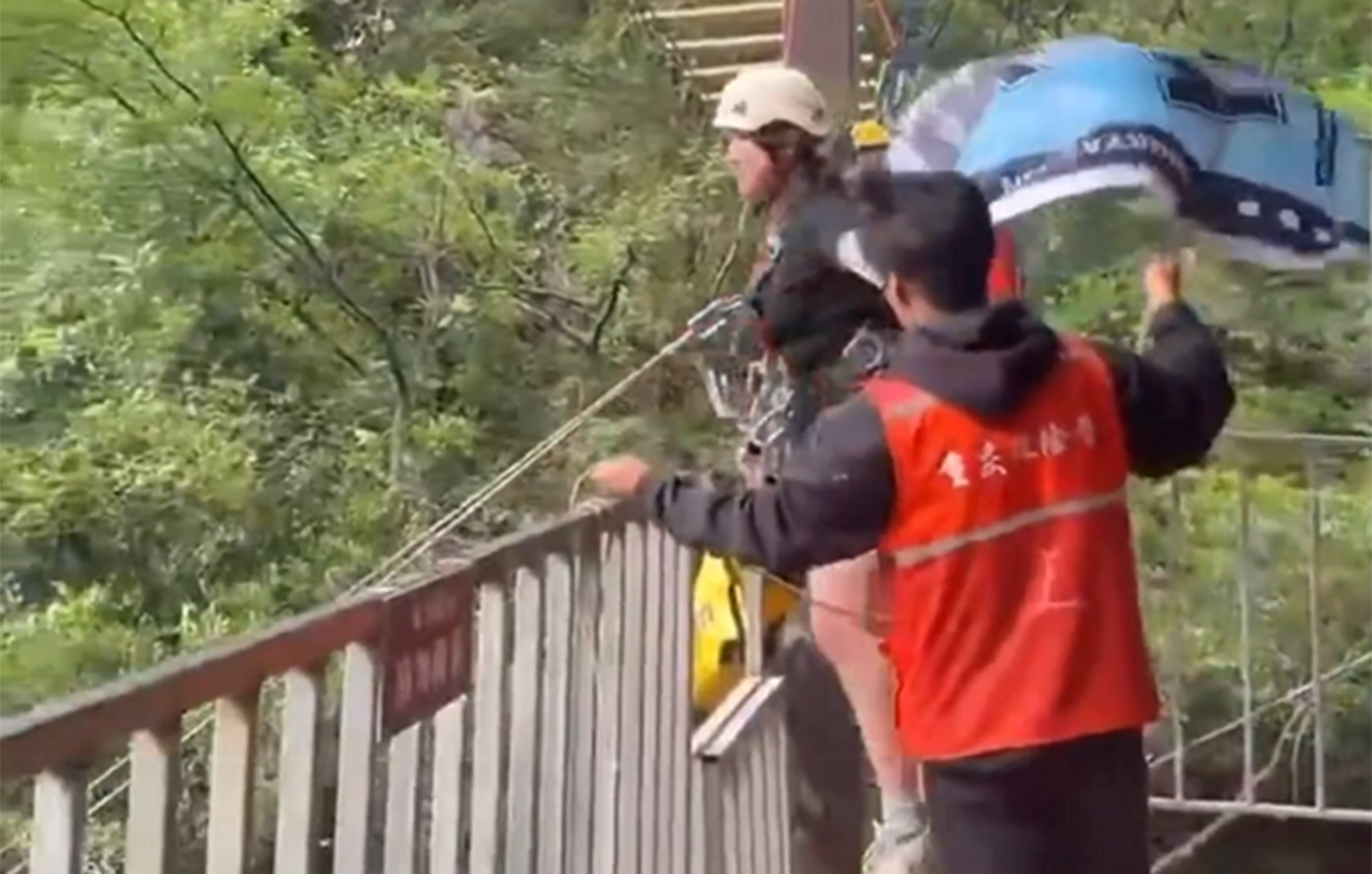 Τραγωδία στην Κίνα: 16χρονη σκοτώθηκε σε zip line πάνω από καταρράκτη &#8211; Φώναζε ότι δεν την είχαν δέσει σωστά