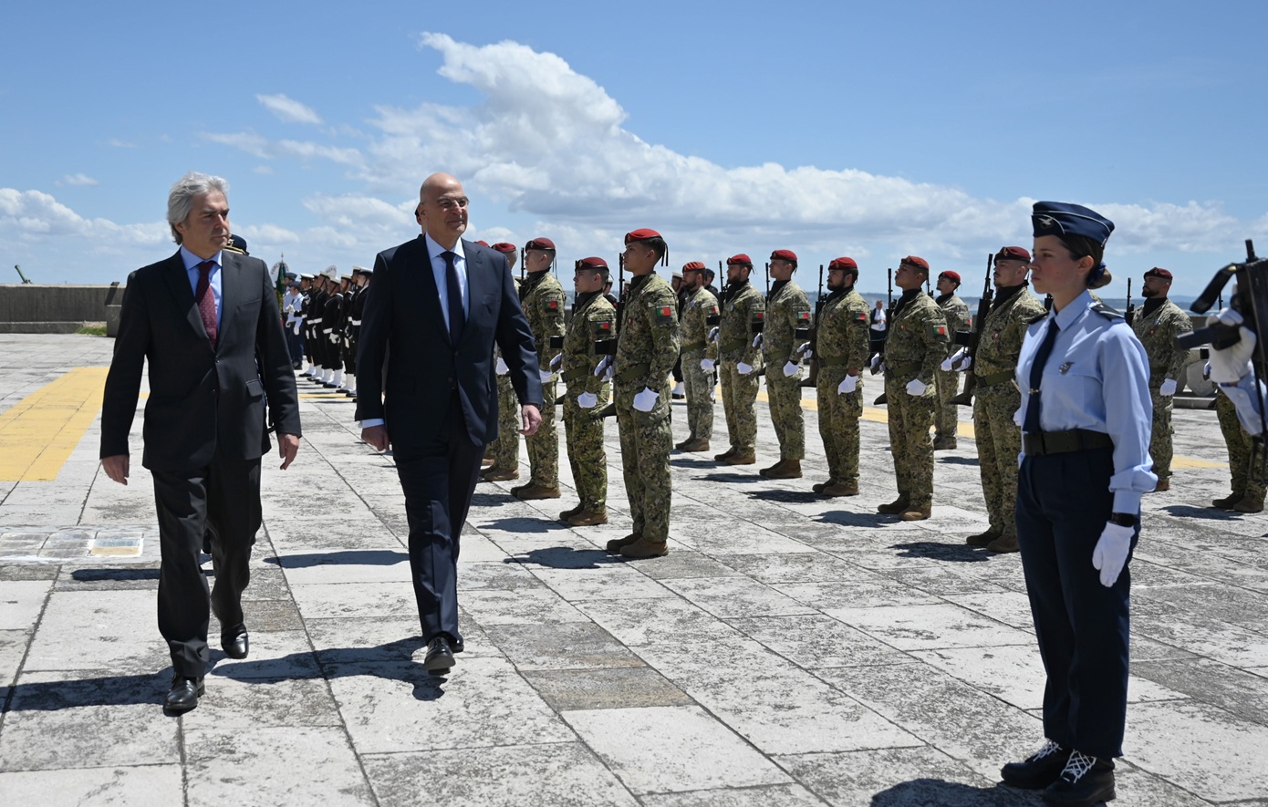 Η Ελλάδα ενδιαφέρεται για C-390 από την Πορτογαλία: Τι συζήτησαν Δένδιας – Μέλο στη Λισαβόνα