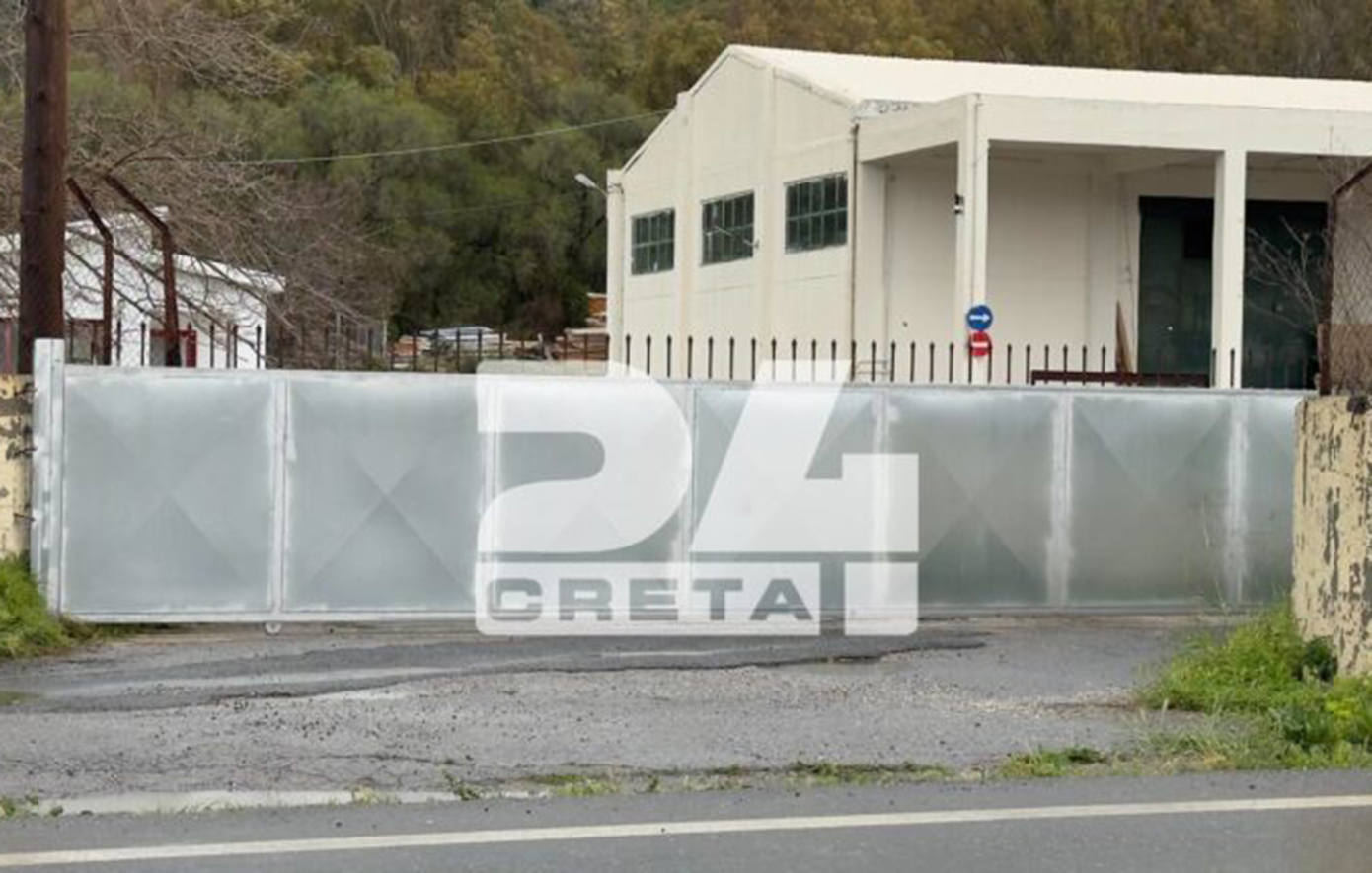 Ένταση έξω από δομή μεταναστών στις Μαλάδες κατά την επίσκεψη κλιμακίου του υπουργείου Μετανάστευσης &#8211; Μαζεύτηκαν κάτοικοι και διαμαρτύρονταν