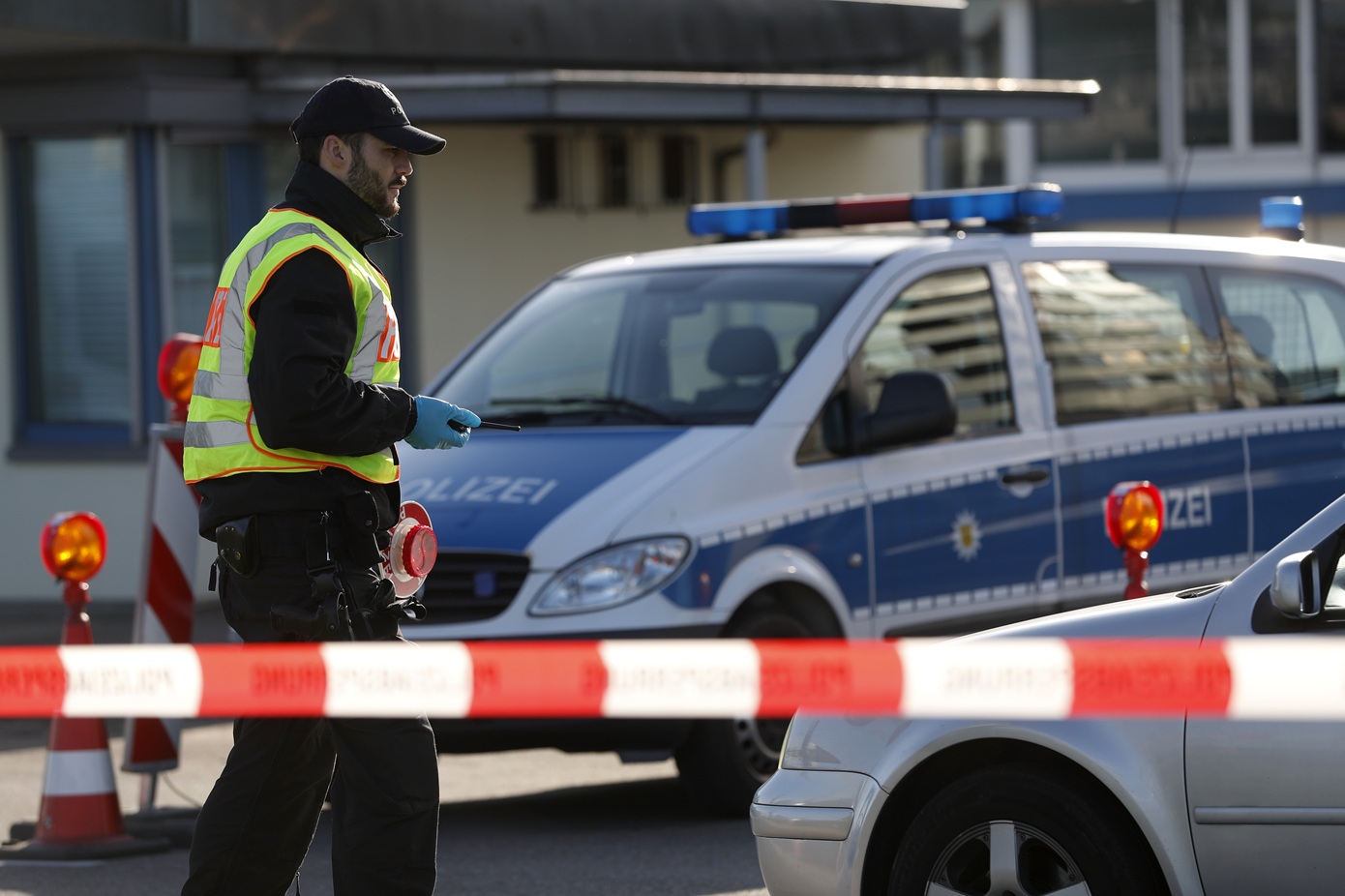 Άνδρας επιτέθηκε με μαχαίρι σε πολίτες μέσα σε σιδηροδρομικό σταθμό της Ελβετίας &#8211; Φώναζε «Αλλάχου Άκμπαρ»