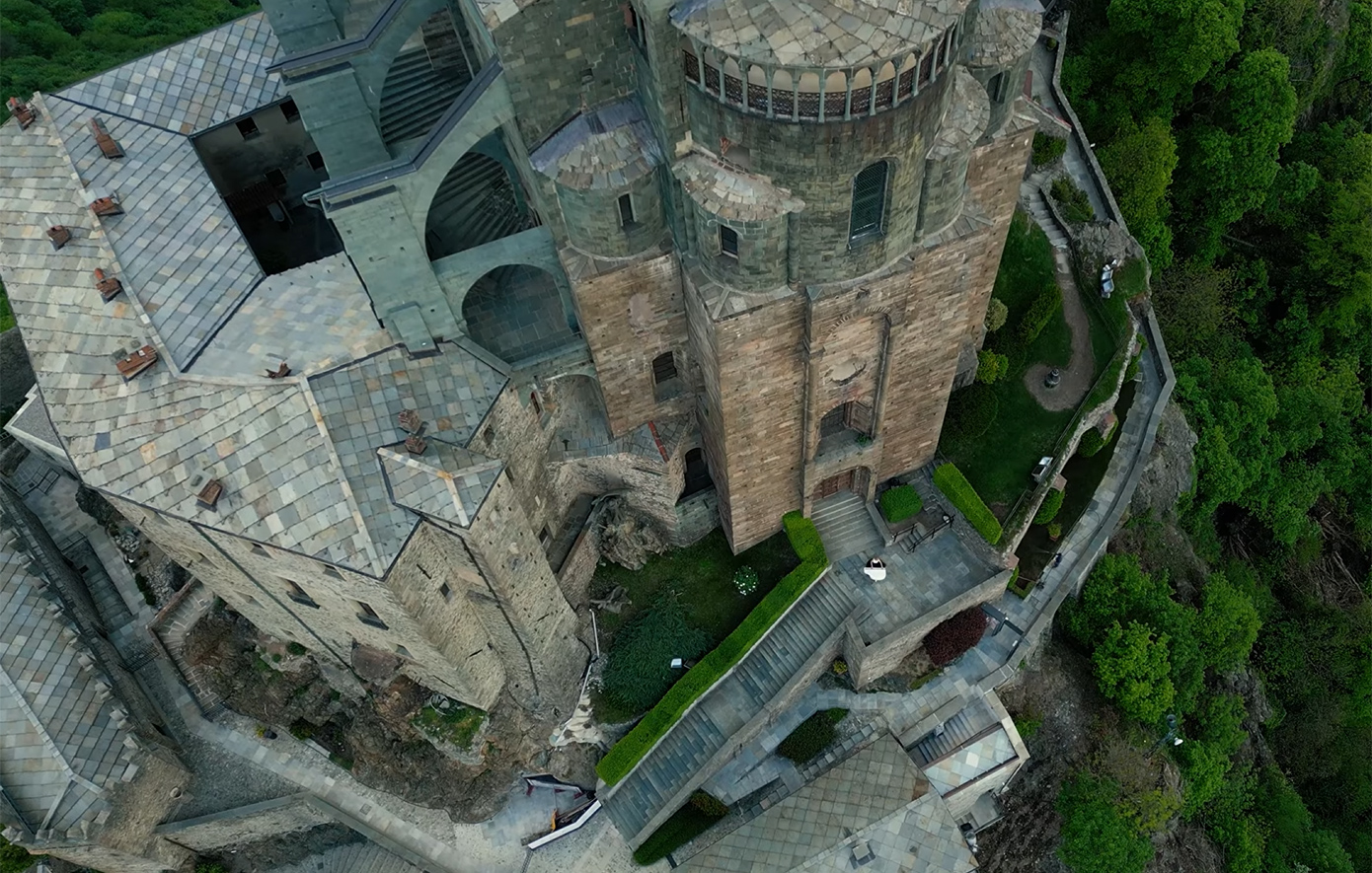 Πιάνο στη Sacra di San Michele &#8211; Το κινηματογραφικό σκηνικό σε ένα από τα πιο εμβληματικά μοναστήρια της Ευρώπης