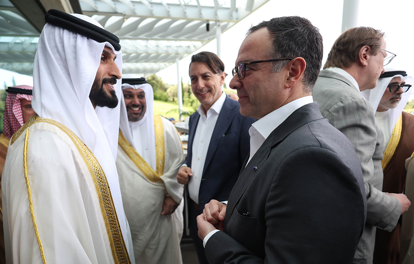 Αριστερά: H.H. Shaikh Nasser bin Hamad Al Khalifa, Σύμβουλος Εθνικής Ασφάλειας του Βασιλείου του Μπαχρέιν Δεξιά: Θοδωρής Κυριακού Πίσω αριστερά: H.E. Shaikh Salman bin Khalifa Al Khalifa, Υπουργός Οικονομικών και Εθνικής Οικονομίας του Βασιλείου του Μπαχρέιν Πίσω δεξιά: Amos Hochstein Αριστερά: H.H. Shaikh Nasser bin Hamad Al Khalifa, Σύμβουλος Εθνικής Ασφάλειας του Βασιλείου του Μπαχρέιν Δεξιά: Θοδωρής Κυριακού Πίσω αριστερά: H.E. Shaikh Salman bin Khalifa Al Khalifa, Υπουργός Οικονομικών και Εθνικής Οικονομίας του Βασιλείου του Μπαχρέιν Πίσω δεξιά: Amos Hochstein