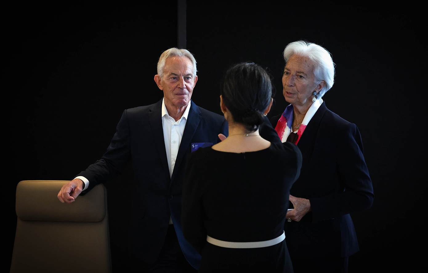 Αριστερά: Tony Blair Δεξιά: Christine Lagarde Αριστερά: Tony Blair Δεξιά: Christine Lagarde
