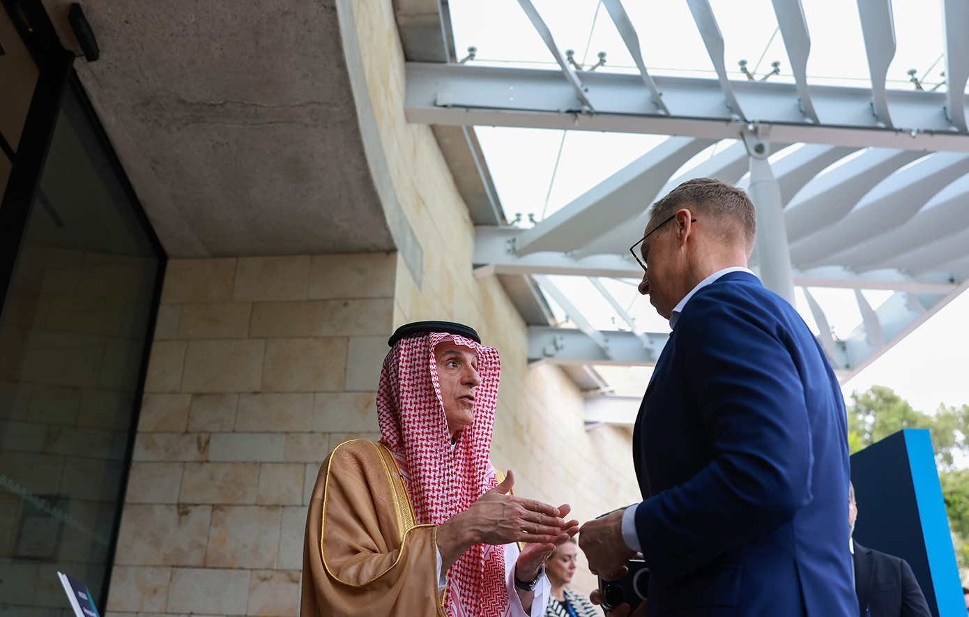 Αριστερά: H.E. Adel Al-Jubeir, Υπουργός Εξωτερικών Υποθέσεων του Βασιλείου της Σαουδικής Αραβίας Δεξιά: Alexander Stubb Αριστερά: H.E. Adel Al-Jubeir, Υπουργός Εξωτερικών Υποθέσεων του Βασιλείου της Σαουδικής Αραβίας Δεξιά: Alexander Stubb