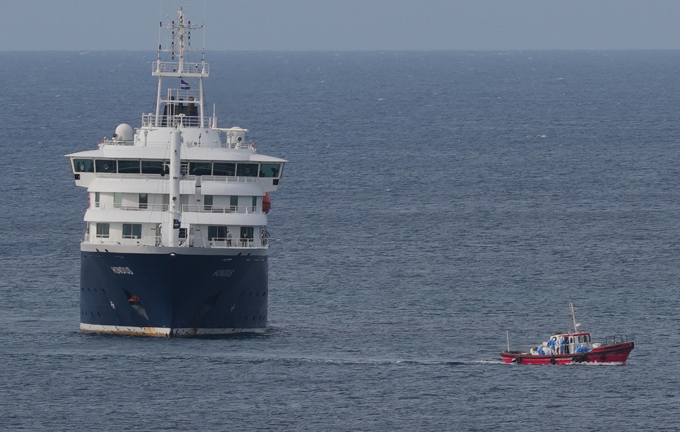 Το κρουαζιερόπλοιο MV Hondius στην Τενερίφη: Ξεκινά η απομάκρυνση των επιβατών υπό αυστηρά μέτρα για τον χανταϊό