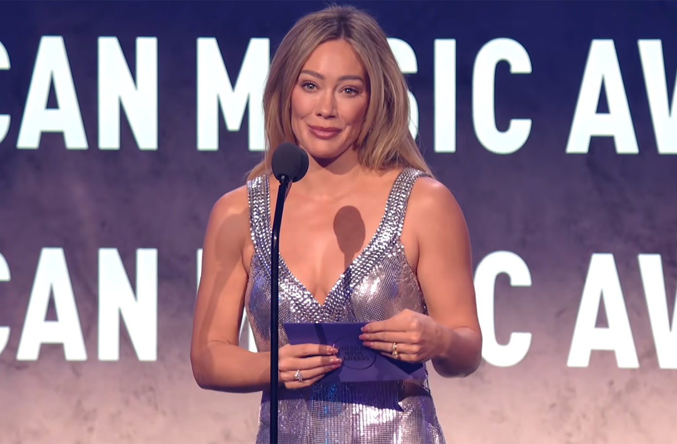 AMAs 2026: Λαμπερή επιστροφή για τη Χίλαρι Νταφ μετά από 21 χρόνια &#8211; Η λίστα με τους νικητές