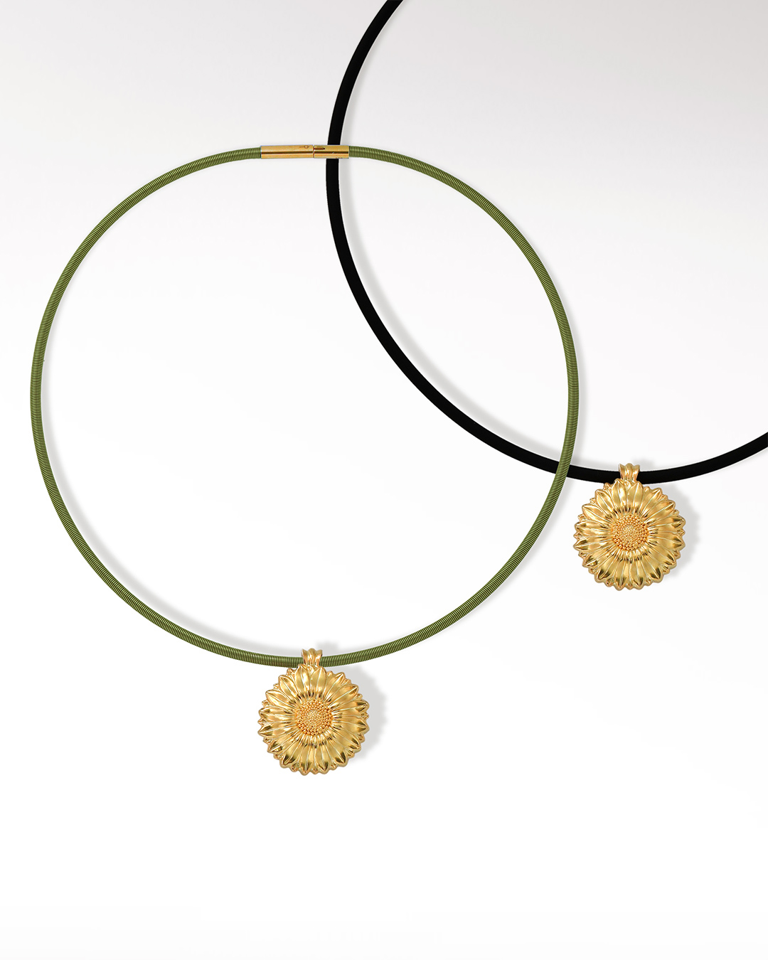 Ο «Ηλιάνθος» με μαύρο και πράσινο choker Ο «Ηλιάνθος» με μαύρο και πράσινο choker