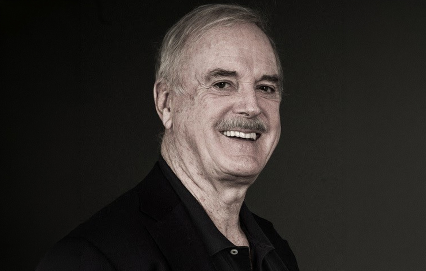 John Cleese: Ο θρύλος των Monty Python έρχεται στο SNF Nostos 2026 σε μια δωρεάν εκδήλωση για όλους