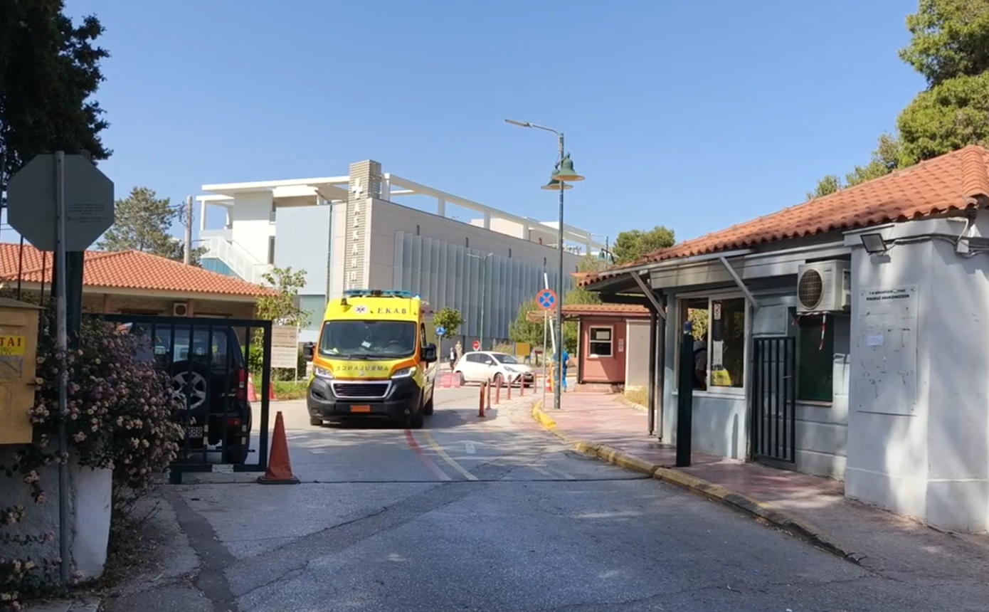 Ηλιούπολη: Η στιγμή που η 17χρονη μεταφέρεται στο ΚΑΤ &#8211; Δίνει μάχη για τη ζωή μετά την πτώση
