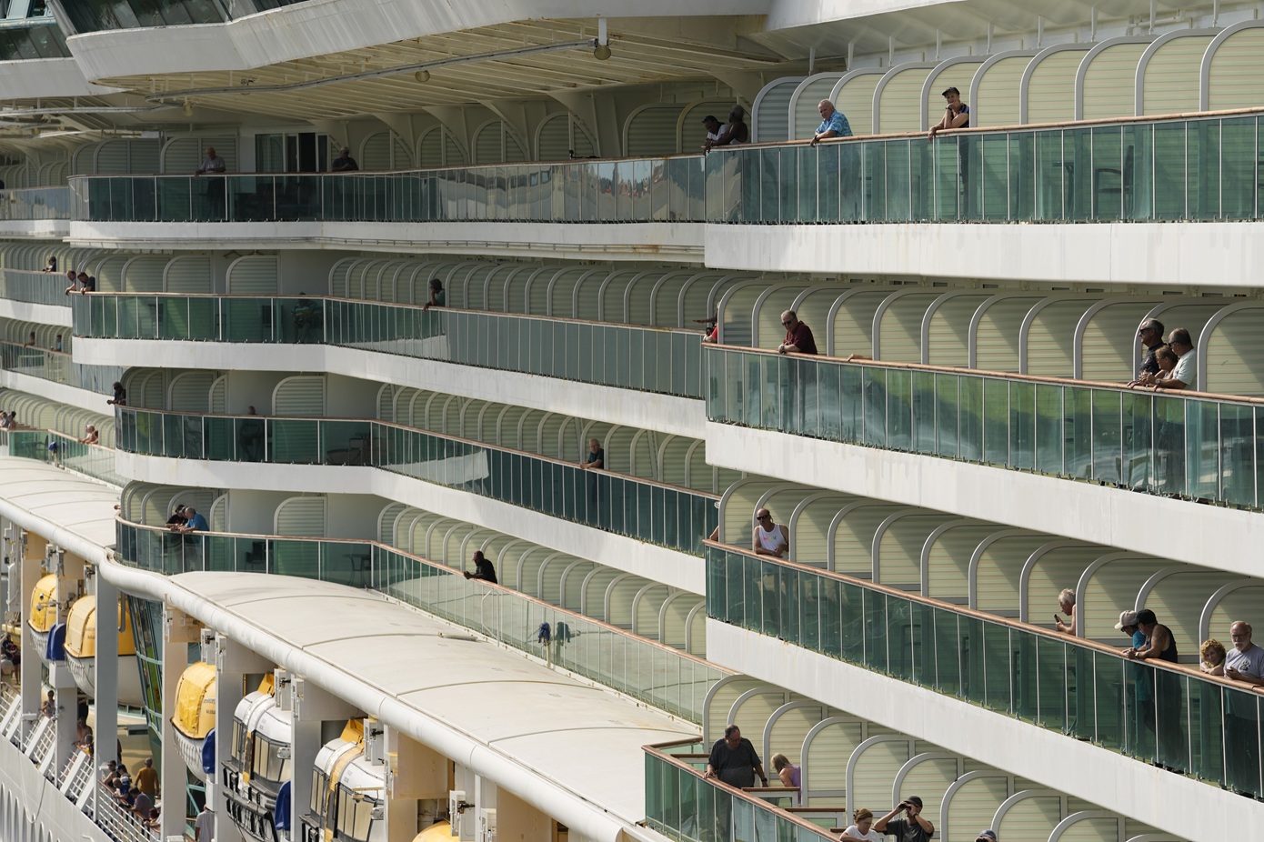 Κατάσταση συναγερμού σε κρουαζιερόπλοιο στη Γαλλία: 1.700 άτομα παραμένουν σε καραντίνα