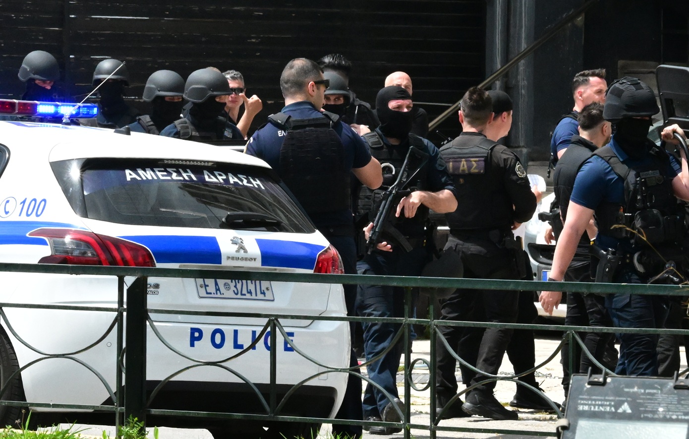 Πυροβολισμοί στην Καλλιθέα: Με ούζι άνοιξε πυρ μεθυσμένος 58χρονος &#8211; Με τραύματα σε λαιμό και πλάτη η 43χρονη