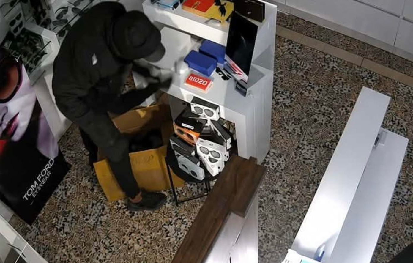 Τους έπιασε στα πράσα η κάμερα &#8211; Διέρρηξαν κατάσταση οπτικών στη Χαλκιδική και πήραν τα κλοπιμαία σε κούτα