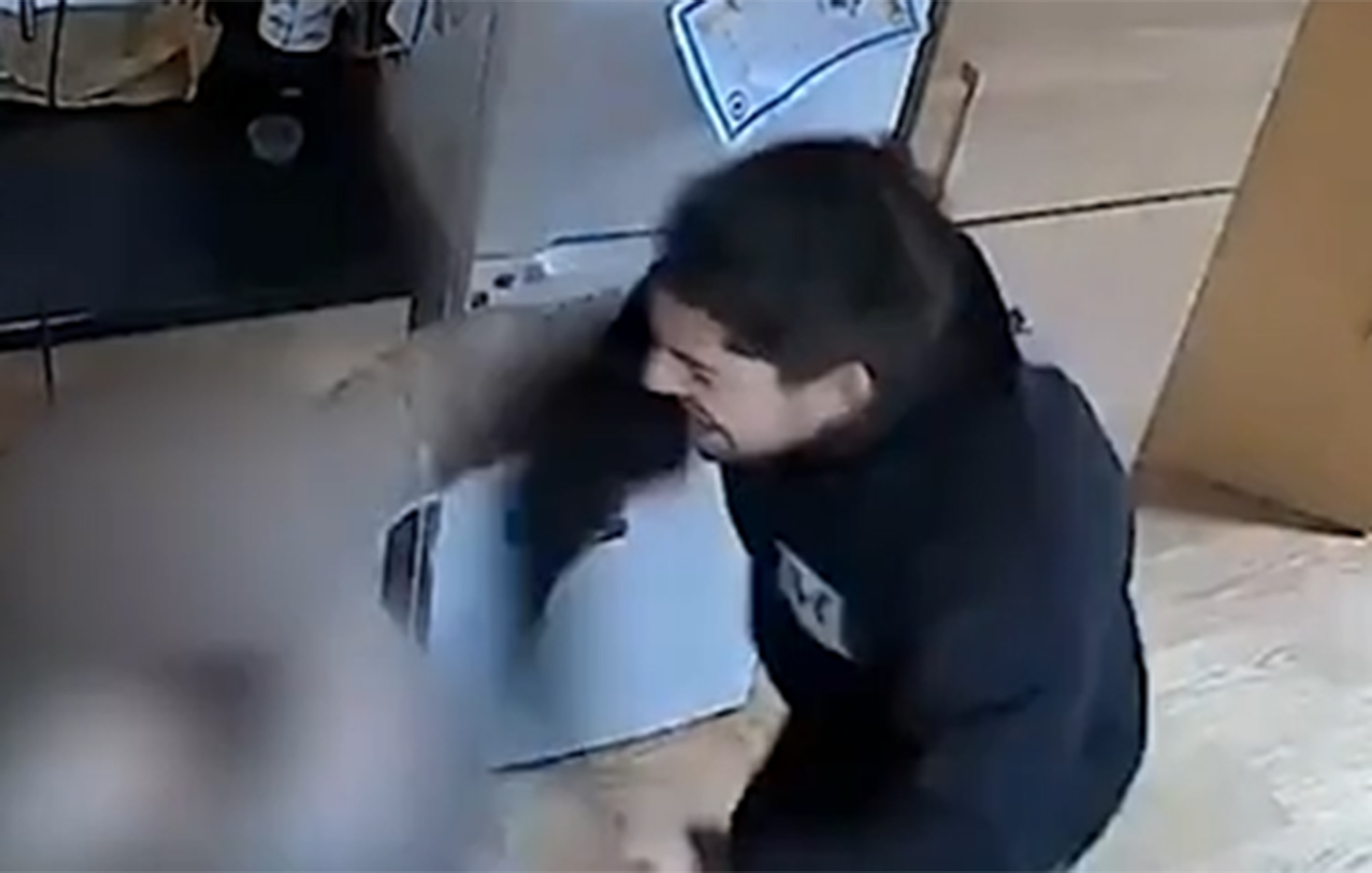 Την έφτυνε, τη χτυπούσε και την απειλούσε, αλλά το δικαστήριο τον άφησε ελεύθερο &#8211; Οι αδιανόητες εικόνες των επίθέσεων