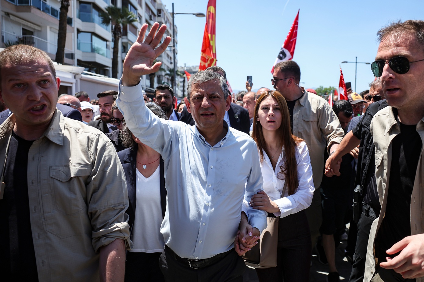 Πίεση στη γερμανική κυβέρνηση για αυστηρότερη γραμμή απέναντι στην Τουρκία μετά την απομάκρυνση του Οζγκιούρ Οζέλ