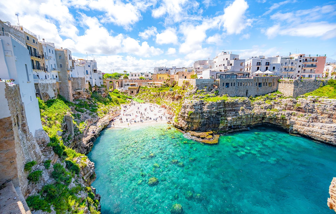 Polignano a Mare: Το λευκό «μπαλκόνι» της Αδριατικής – Μία από τις πιο εντυπωσιακές αποδράσεις στη νότια Ιταλία