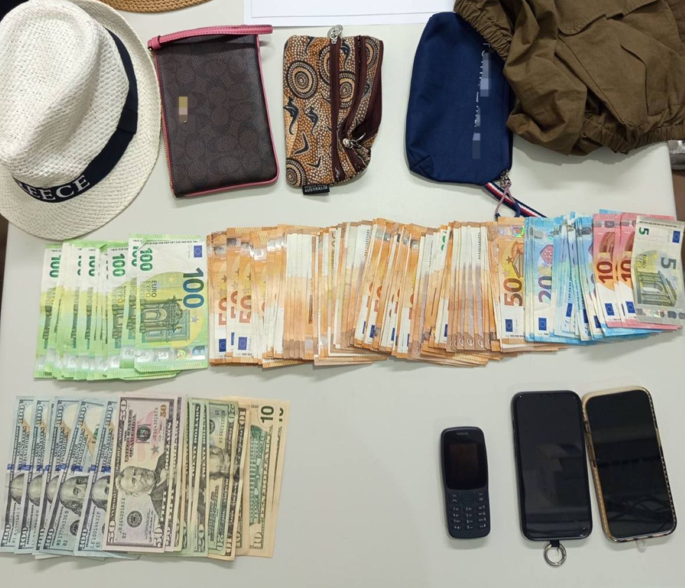 Χειροπέδες σε τρεις γυναίκες στη Σαντορίνη που αφαιρούσαν πορτοφόλια