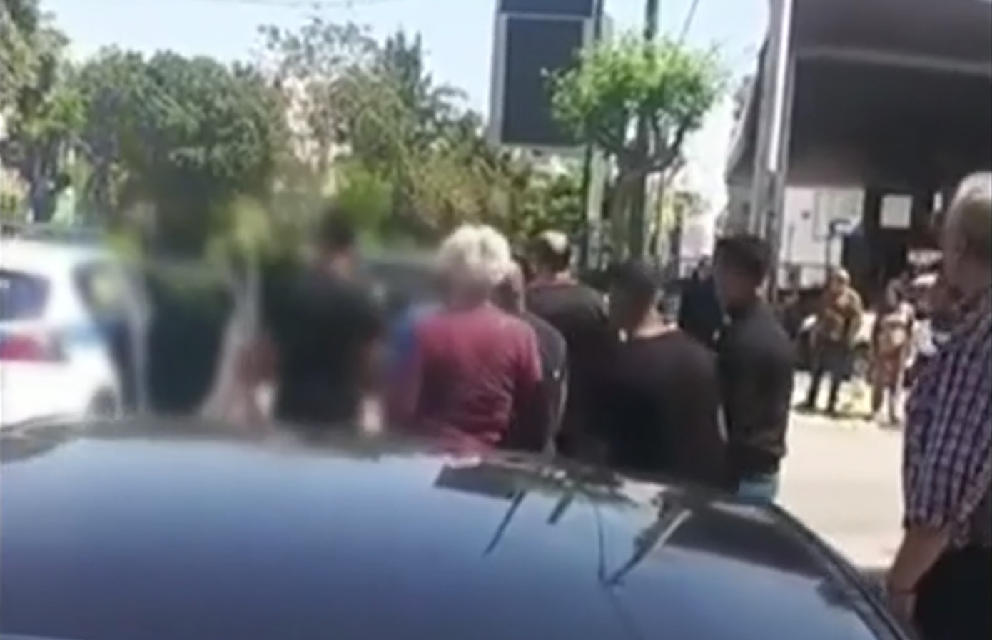 Πυροβολισμοί στην Καλλιθέα: Με ούζι άνοιξε πυρ μεθυσμένος 58χρονος, τραυματίζοντας τη 43χρονη &#8211; Βίντεο από τη σύλληψή του