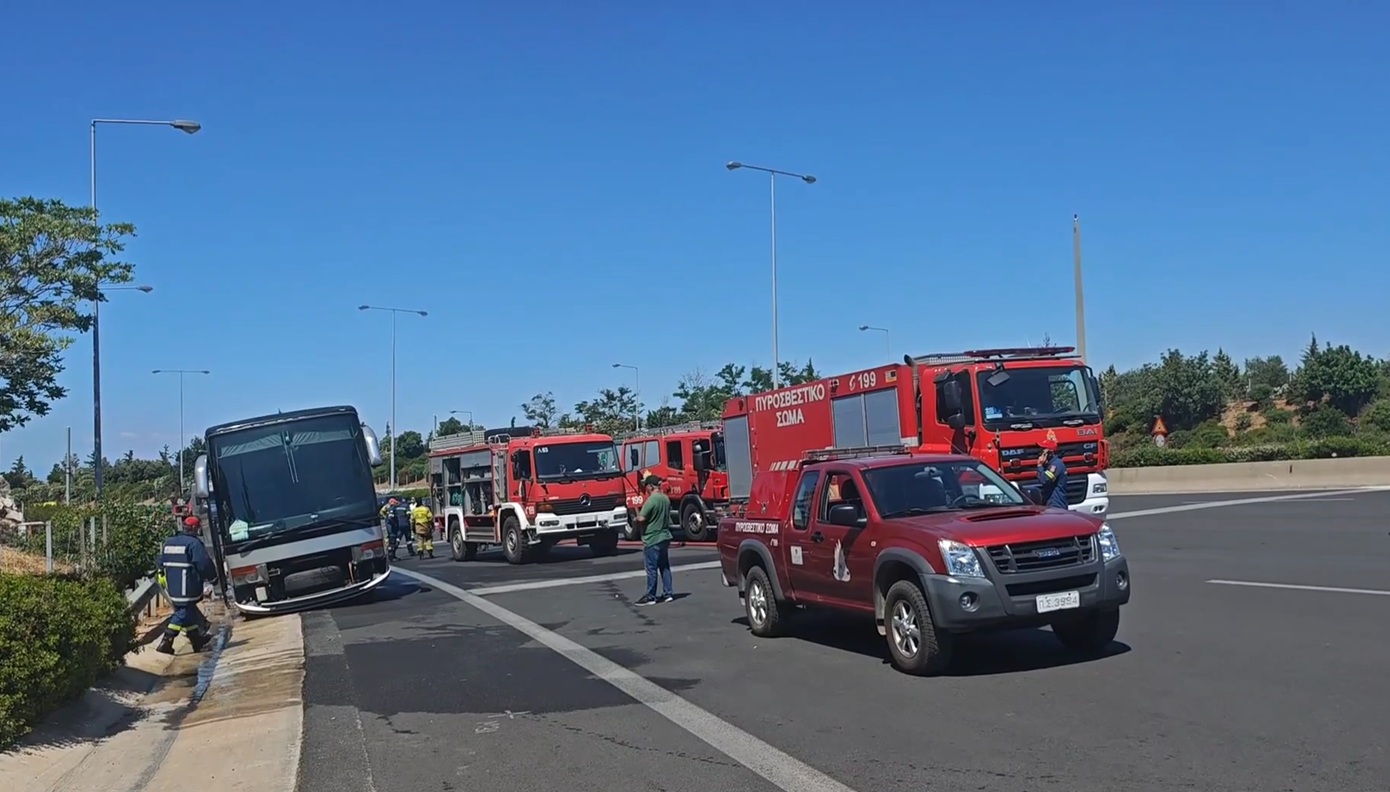 Φωτιά σε τουριστικό λεωφορείο στην Περιφερειακή Υμηττού &#8211; Κλειστές λωρίδες, αυξημένη κίνηση