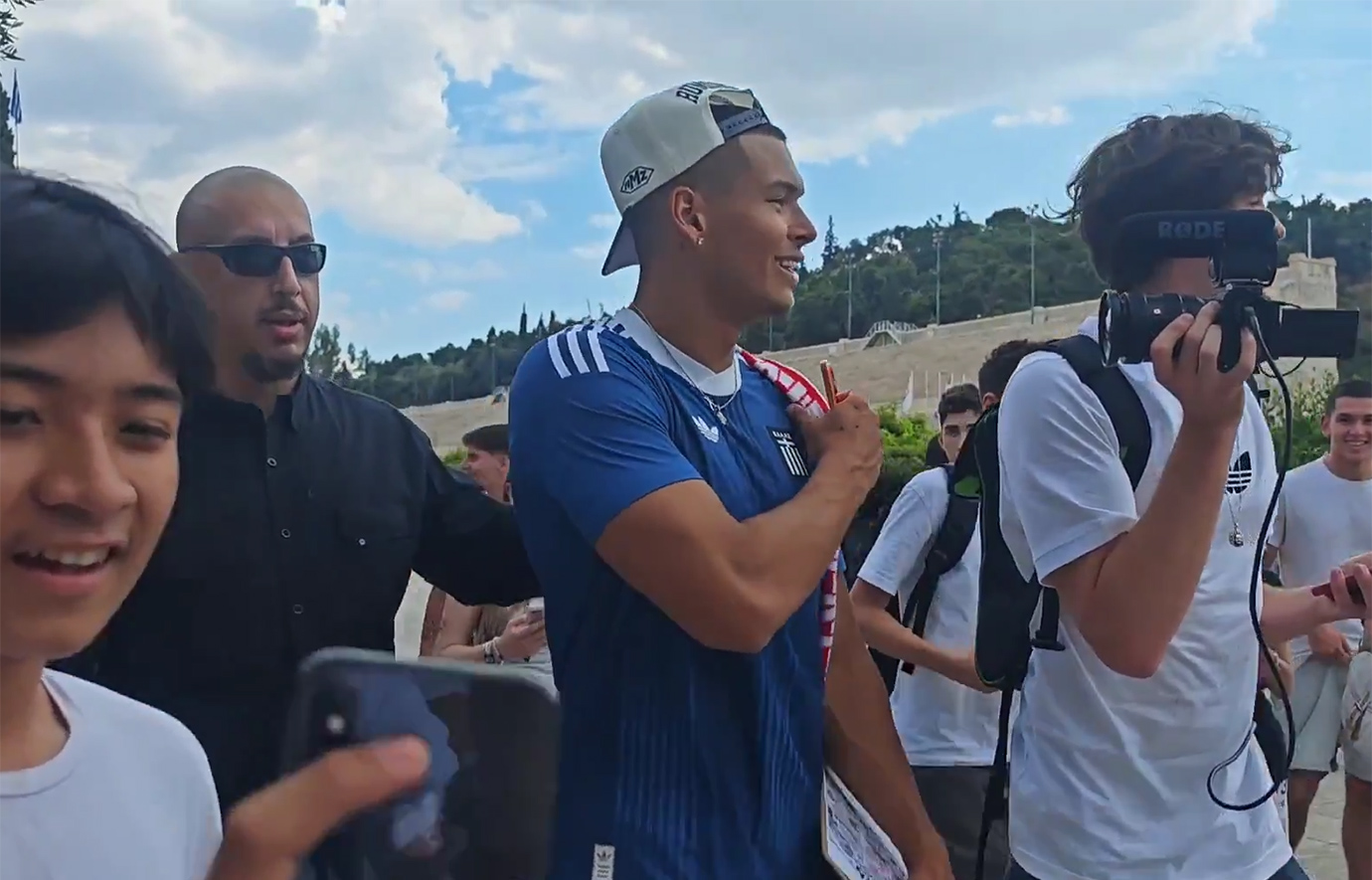 Χαμός με τον TikToker Marlon Garcia: Βγήκε βόλτα στο Καλλιμάρμαρο και τον πολιόρκησαν αμέτρητοι φαν &#8211; Δείτε το βίντεο