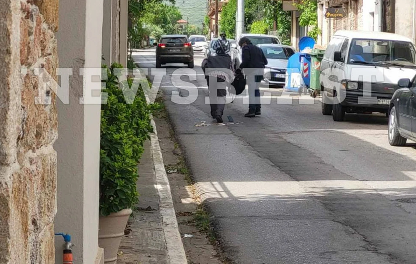 Ληστεία σε τράπεζα στην Κάτω Τιθορέα: Η στιγμή που οι δράστες φεύγουν με 200.000 ευρώ, τους πέφτουν τα λεφτά στον δρόμο Ληστεία σε τράπεζα στην Κάτω Τιθορέα: Η στιγμή που οι δράστες φεύγουν με 200.000 ευρώ, τους πέφτουν τα λεφτά στον δρόμο