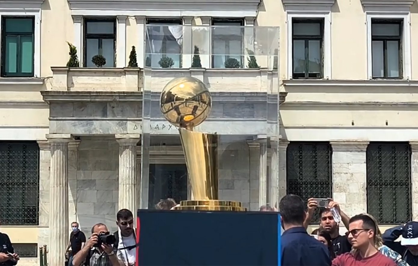 Το χρυσό τρόπαιο του NBA στην Αθήνα με τους φιλάθλους να σχηματίζουν ουρές στην Πλατεία Κοτζιά