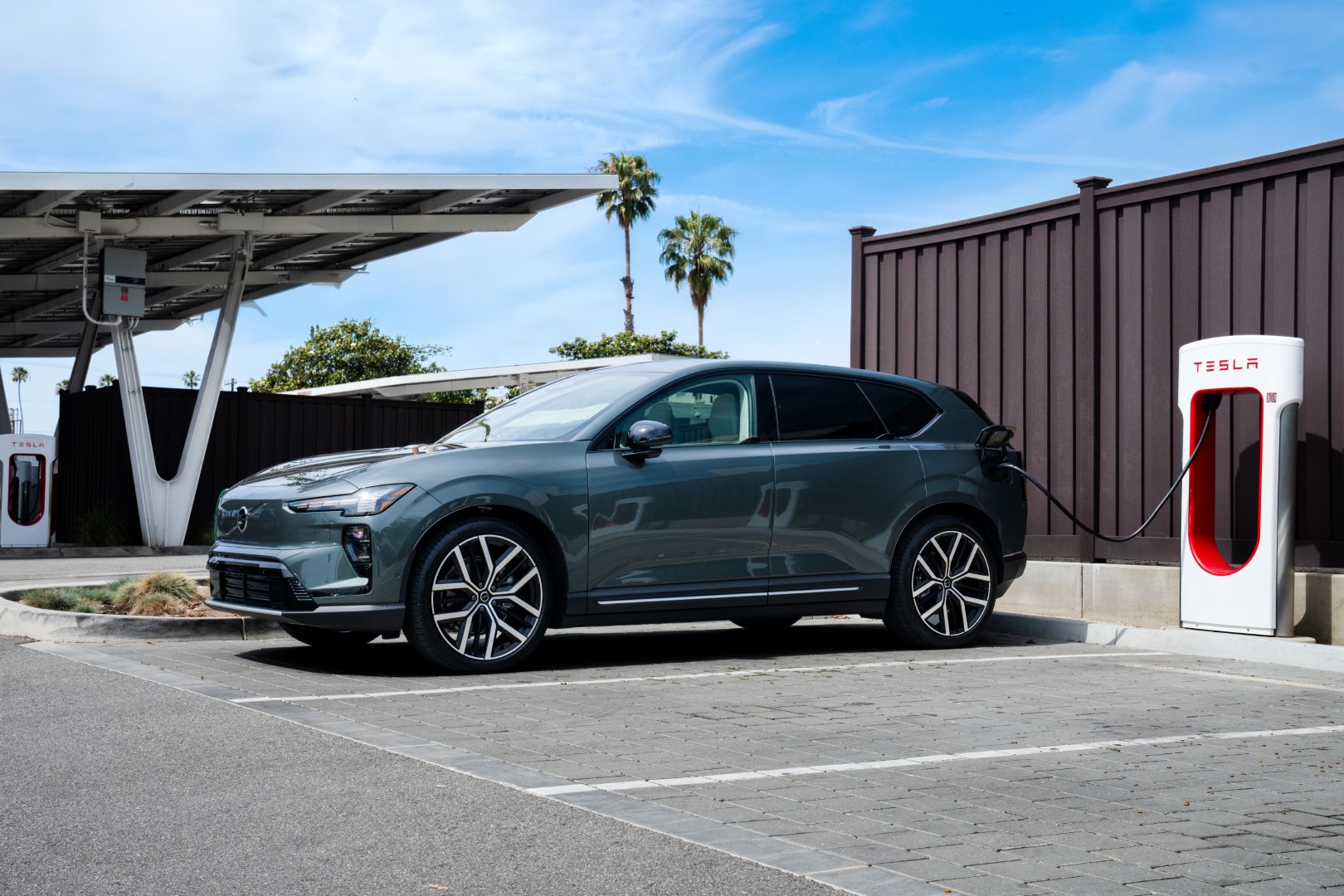 Volvo: Η γρήγορη φόρτιση γίνεται απλή διαδικασία