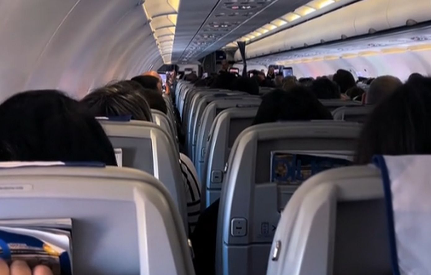 Πιλότος της Aegean ανακοίνωσε στους επιβάτες ότι πραγματοποιεί την τελευταία του προσγείωση &#8211; «Σήμερα δεν αλλάζω επάγγελμα, αλλά τρόπο ζωής»