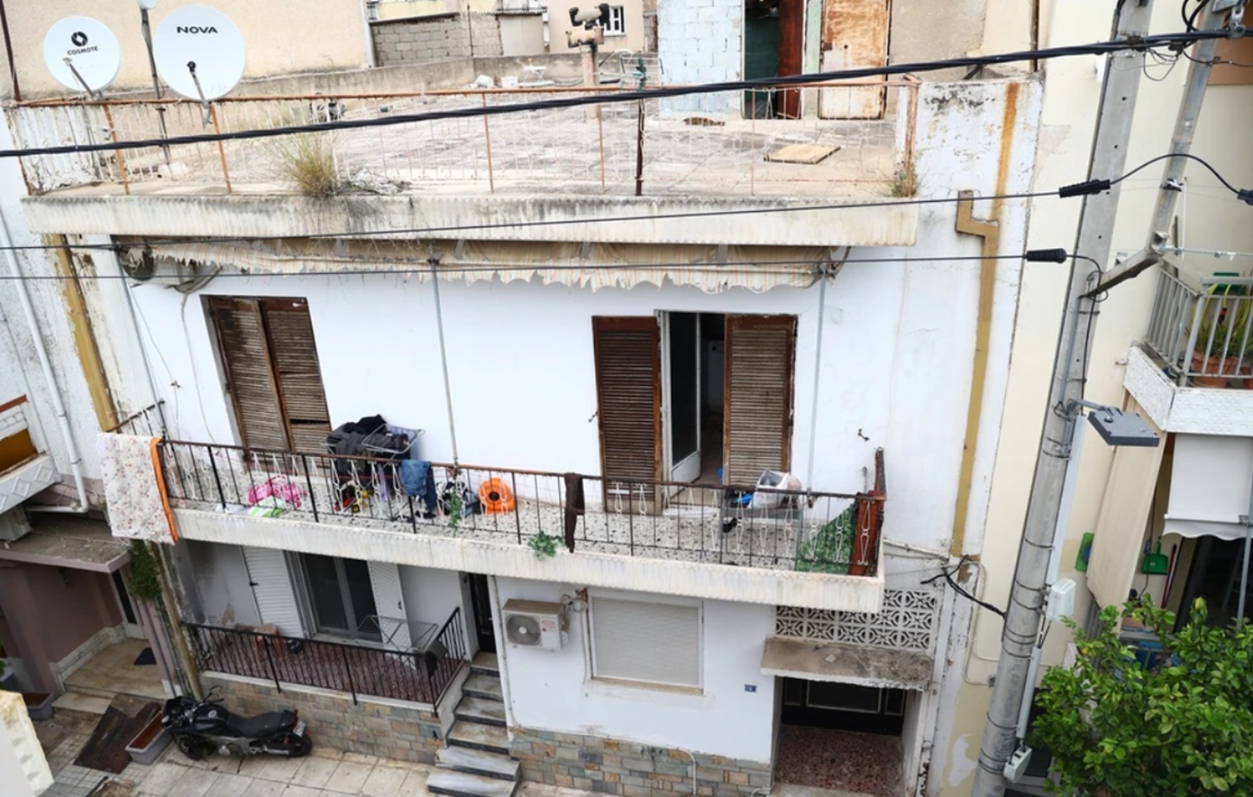 Υποσιτισμένα τα τρία παιδιά που ζούσαν σε τρώγλη στους Αγίους Αναργύρους &#8211; Κυκλοφορούσαν γυμνά στον δρόμο