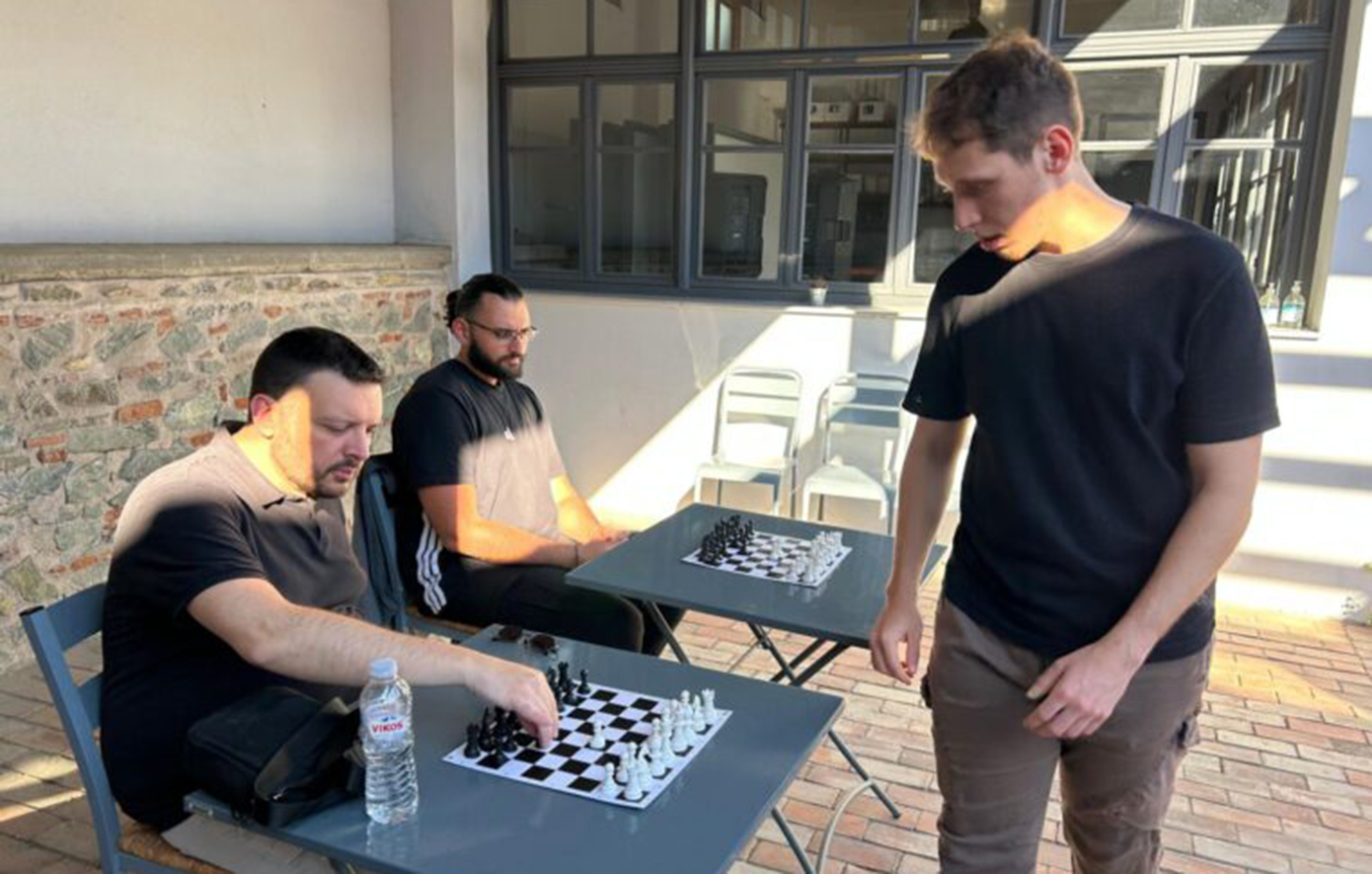 Ο Έλληνας grandmaster του σκακιού αντιμετωπίζει 10 παίκτες ταυτόχρονα &#8211; Δείτε βίντεο