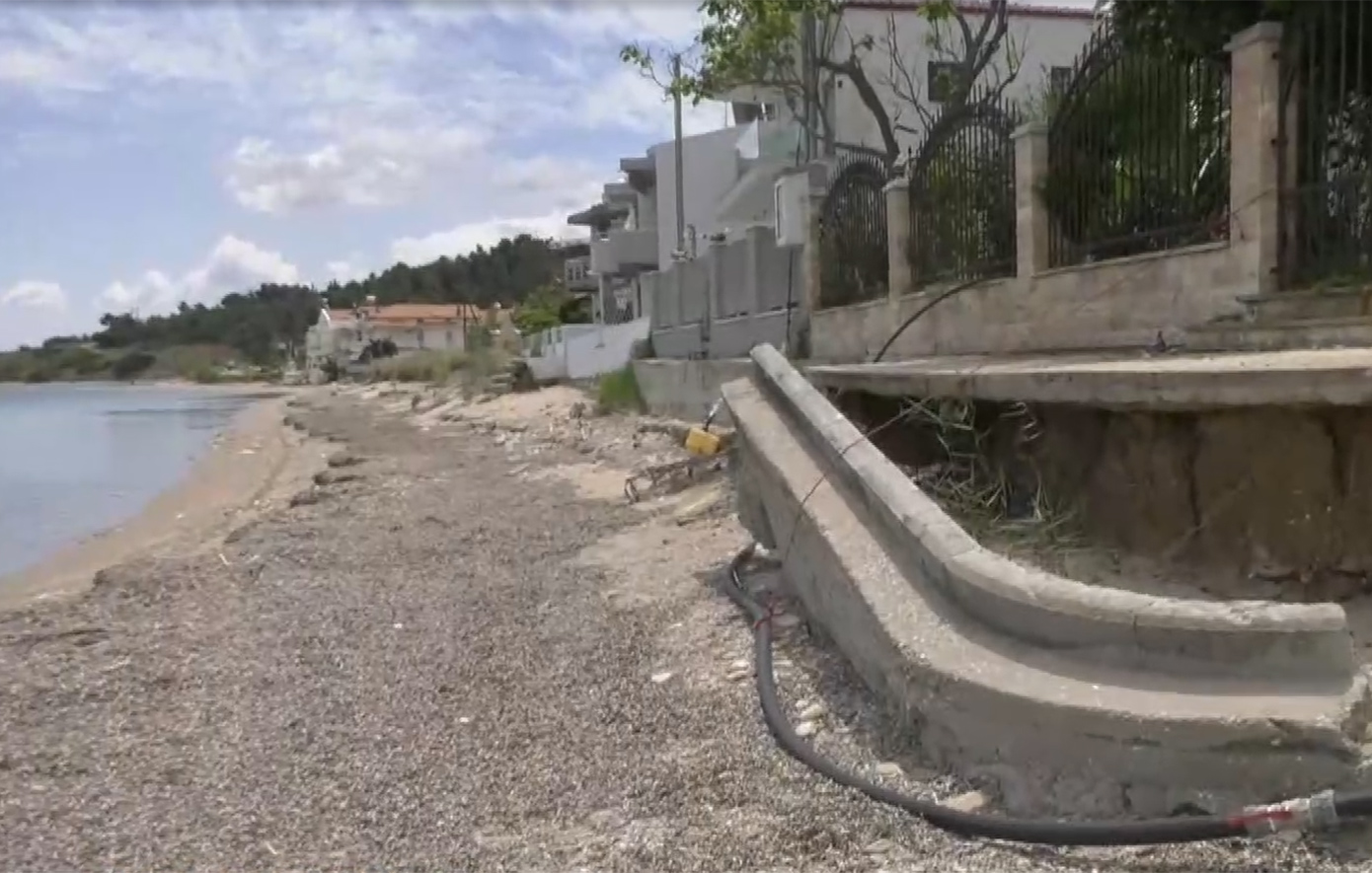 Η θάλασσα «καταπίνει» τη Νέα Ποτίδαια Χαλκιδικής &#8211; Σε κίνδυνο σπίτια και δρόμοι