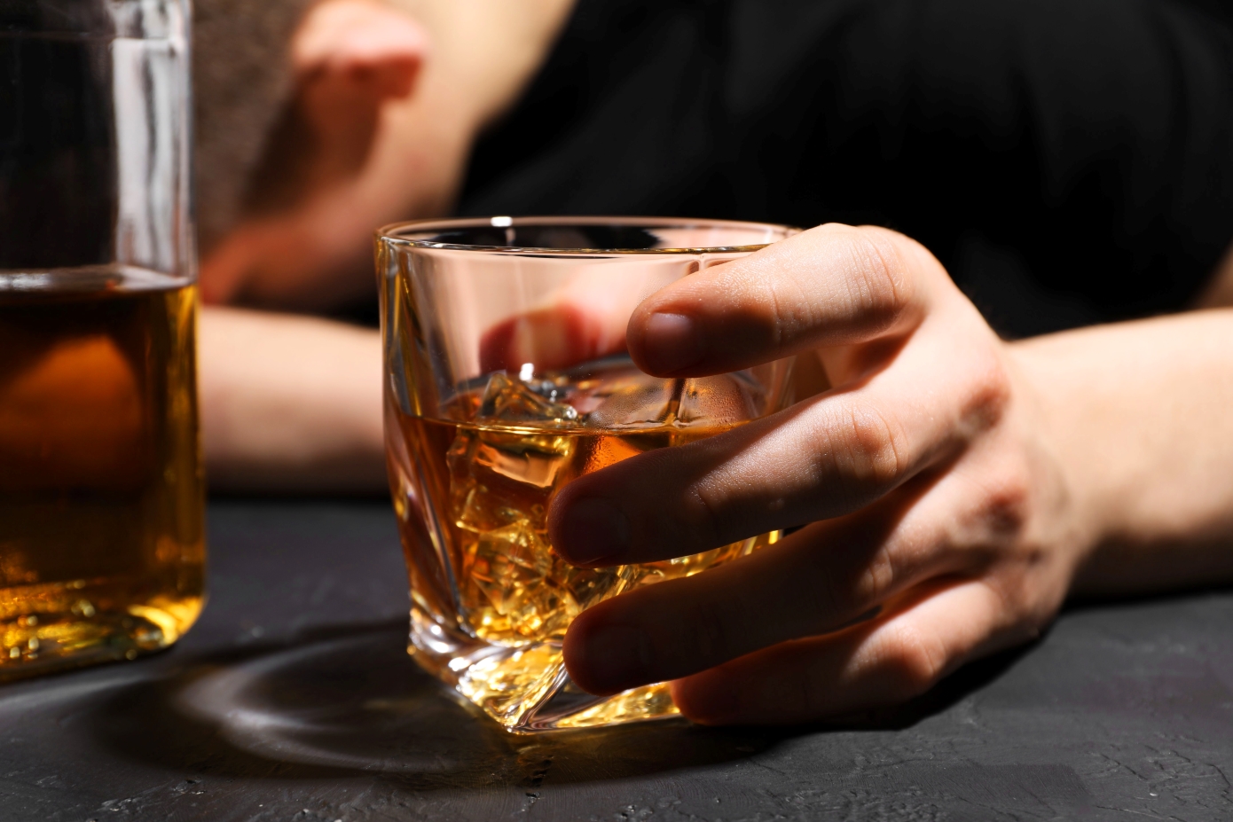 Υπάρχει μια απλή στρατηγική για τη μείωση της κατανάλωσης αλκοόλ και σύμφωνα με έρευνα λειτουργεί