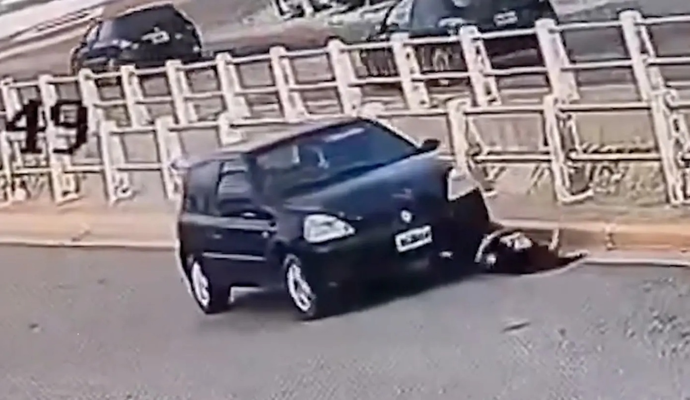 Τρομακτική στιγμή: Οδηγός παρασύρθηκε από το ίδιο της το αυτοκίνητο ενώ έλεγχε τη μπαταρία