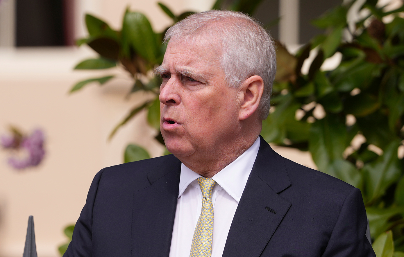 Σάλος στη Βρετανία: Ο Άντριου παραμένει στη λίστα για βασιλική κηδεία παρά την αποπομπή του
