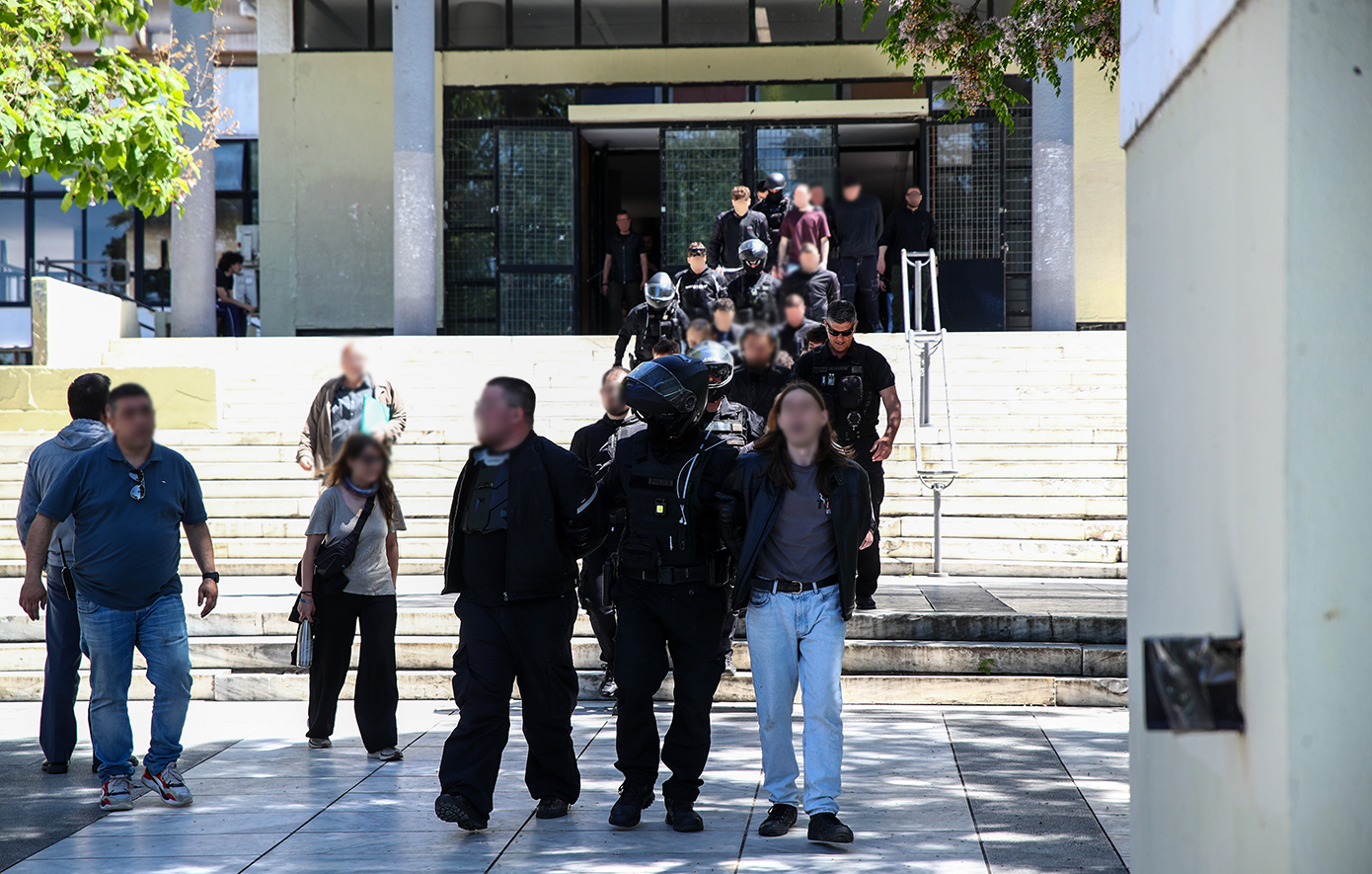 Την παρέμβαση του νόμου για τα έκτροπα στην Πολυτεχνική απαιτούν οι αρχές του ΑΠΘ με μία ανακοίνωση που τα λέει όλα