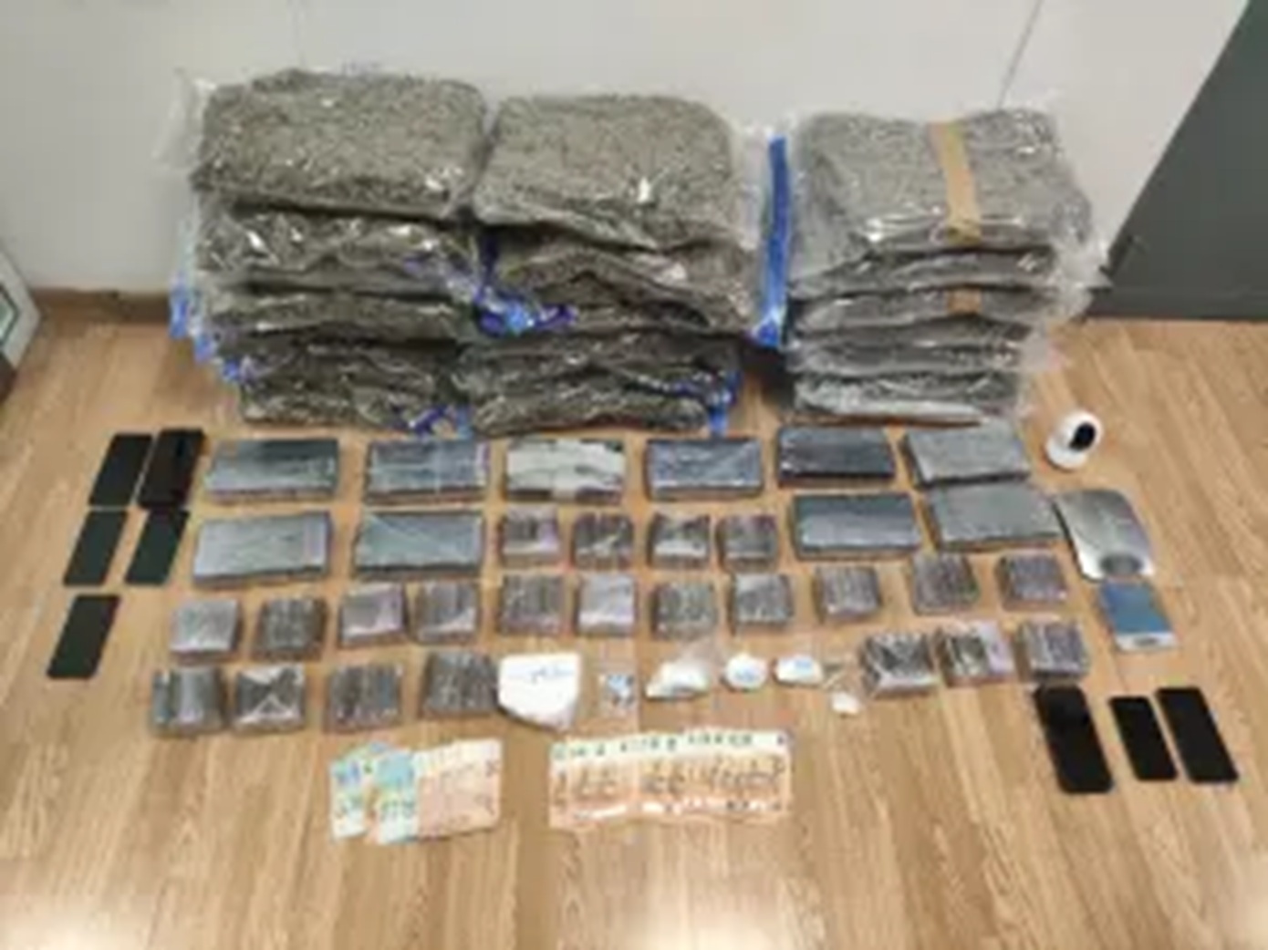 Τρεις συλλήψεις για διακίνηση ναρκωτικών στην Αττική &#8211; Κατασχέθηκαν περισσότερα από 11,4 κιλά κοκαΐνης, περίπου 27 κιλά κάνναβης