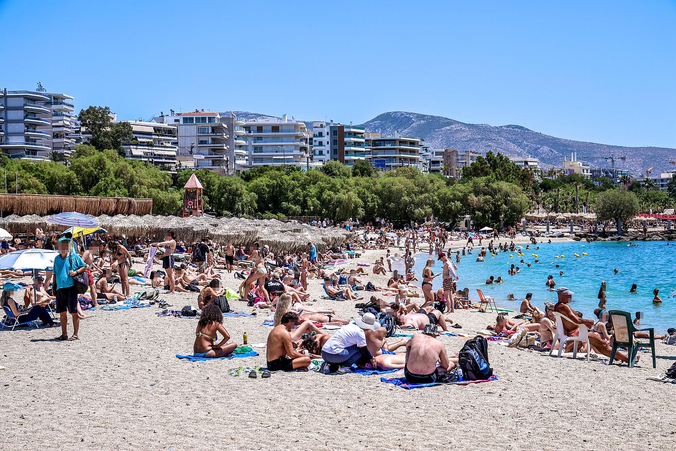 «Βούλιαξαν» οι παραλίες της Αττικής από κόσμο &#8211; Ξεκίνησε η «μάχη» της ξαπλώστρας