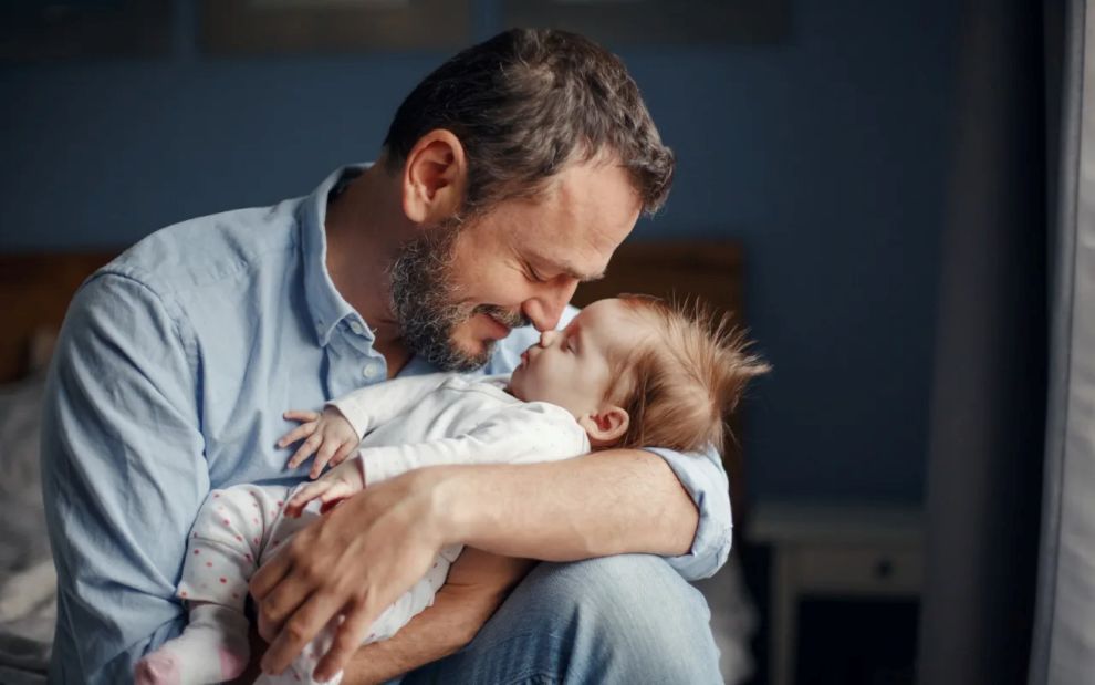 Γιατί η κοινωνία επαινεί τους μπαμπάδες που πράττουν τα… αυτονόητα;
